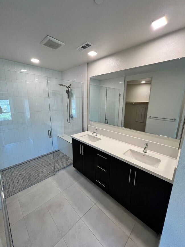 Building Photo - Modern Mission Valley Condo Near Civita Park