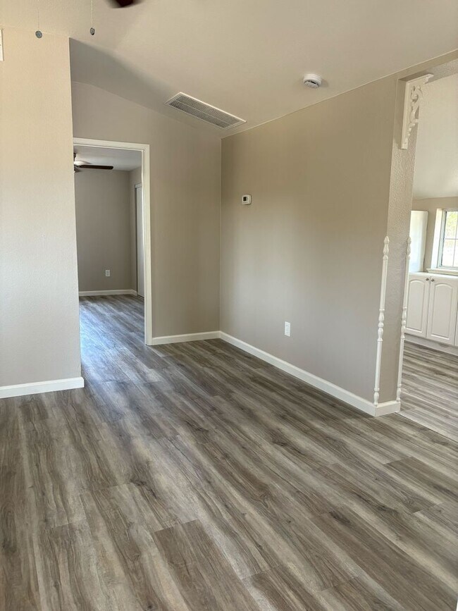 Building Photo - 10036 Van Ruiten Ln