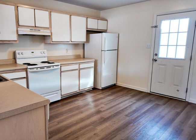 Building Photo - 204 Meadowbrook Ln