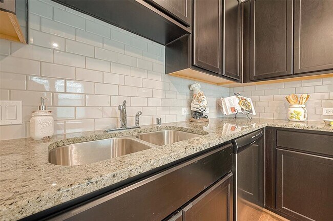 Building Photo - 7538 Coral Ter Dr