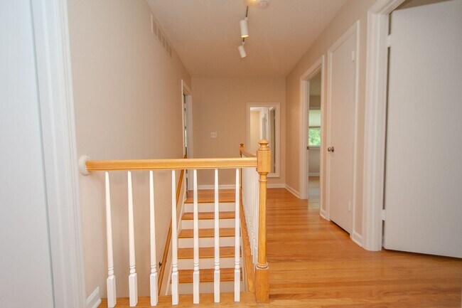 Building Photo - Recently Updated! 4 Bed/2.5 bath