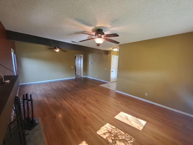 Building Photo - Single Family and Single Story Beautiful H...