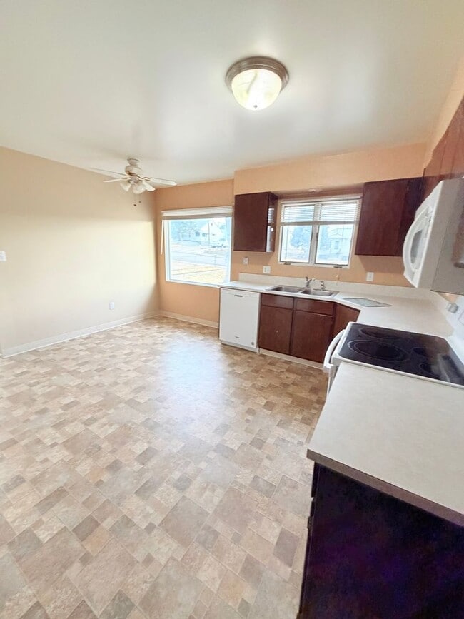 Building Photo - Side by side Duplex