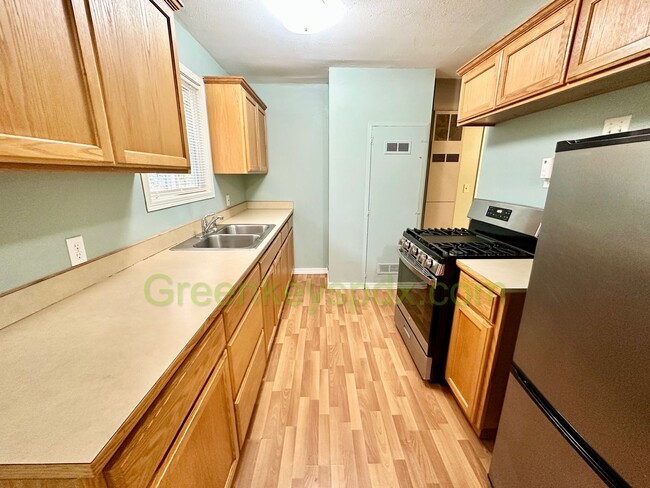 Building Photo - 2 Bedroom House with Backyard full of Frui...