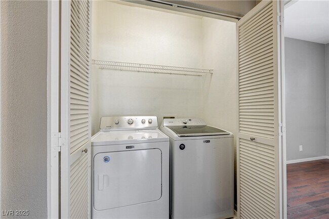 Building Photo - 971 Whispering Grove Ave