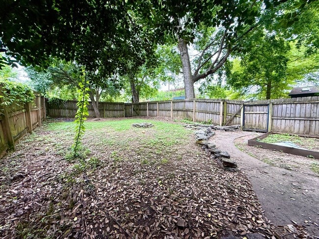 Building Photo - Quaint East Nashville Townhome