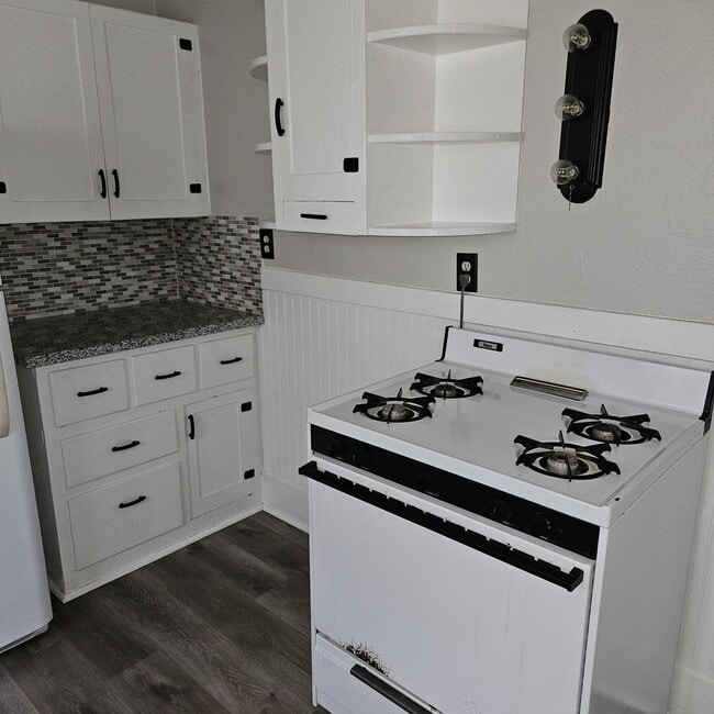 Building Photo - 401/403 Johnson