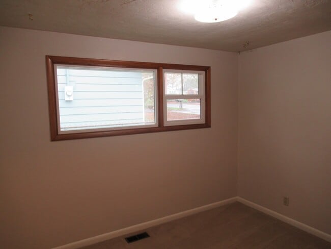 Building Photo - Four Bedroom Home in the Hills of South Salem