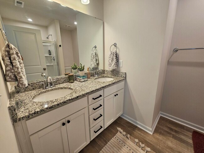 Building Photo - 698 Oak Br Pl