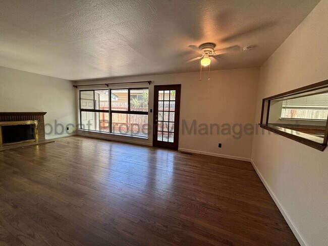 Building Photo - 750 Crain St