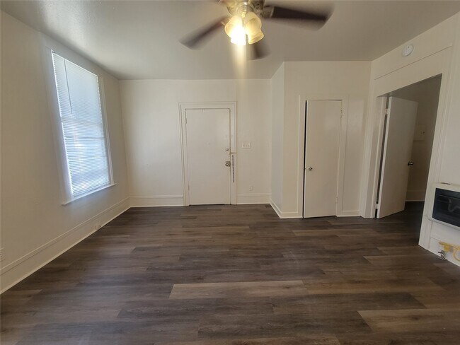 Building Photo - 1910 Ave N Ursuline St