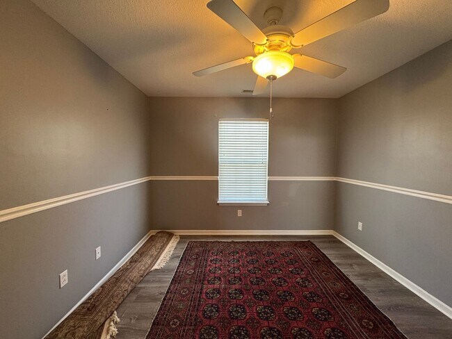 Building Photo - 3 Bedroom Home Furnished or unfurnished available
