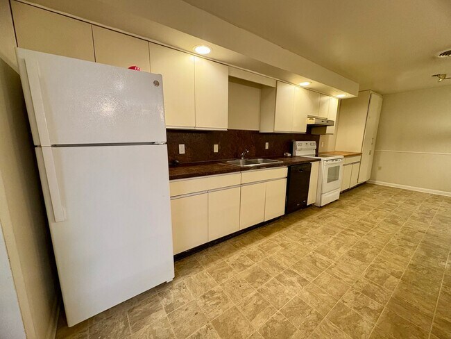 Building Photo - 1325 W Poplar St