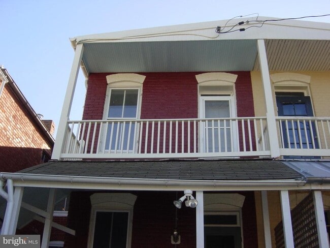 Building Photo - 103 E 7th St