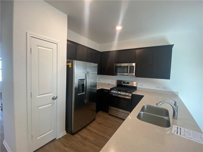 Building Photo - 440 Gabbro Gdns