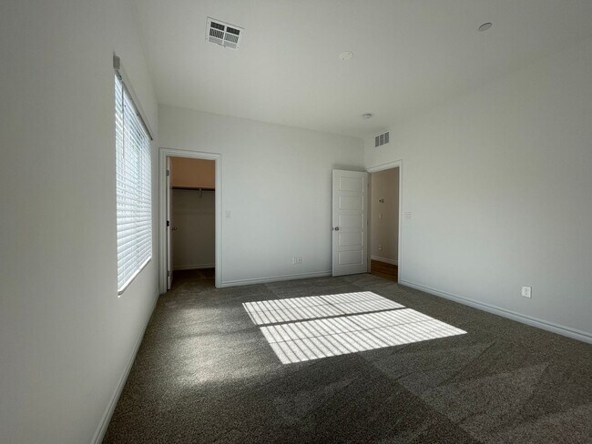 Building Photo - GATED 2 BED 2.5 BATH 2 CAR GARAGE 2 FLOOR ...