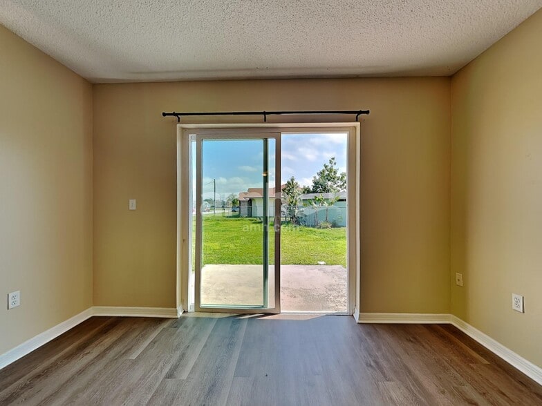 Building Photo - 300 Miami Pl