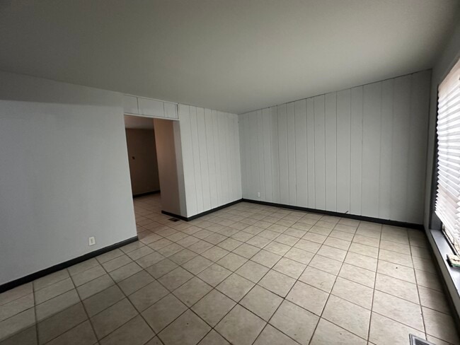 Building Photo - 802 Knollcrest Dr