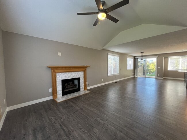 Building Photo - Beautiful Single-Level 3 Bedroom Home with Modern Kitchen and Open Floor Plan