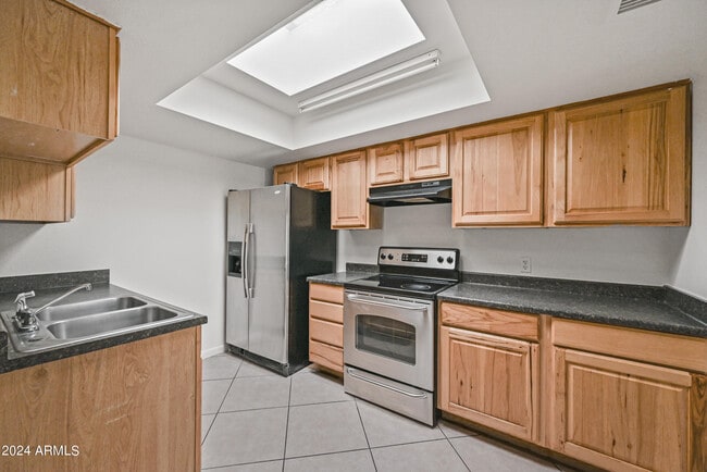 Building Photo - 612 S Allred Dr