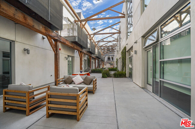 Building Photo - 527 Molino St