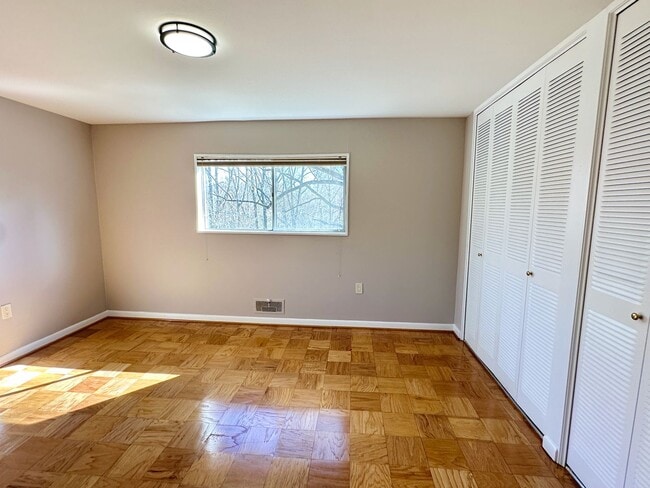 Building Photo - Beautifully kept, spacious one bedroom condo in the award winning Bethesda Parkside Community!