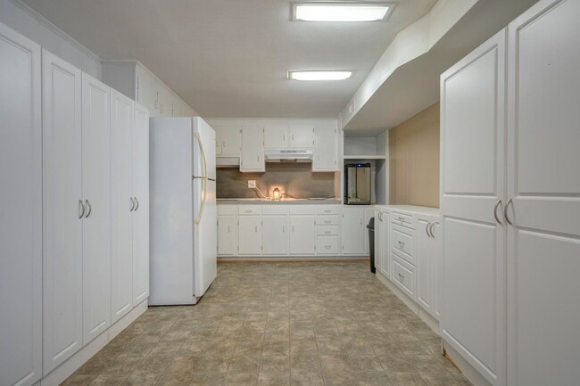 Building Photo - Open Floor Plan Home with Fenced Yard and ...