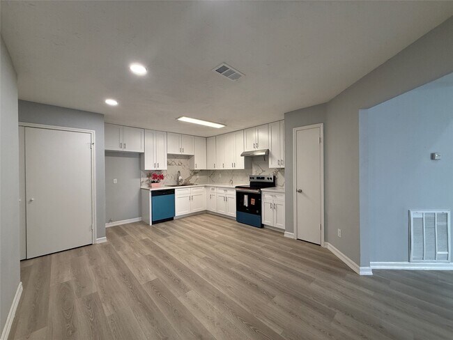 Building Photo - 8322 Sandy Glen Ln