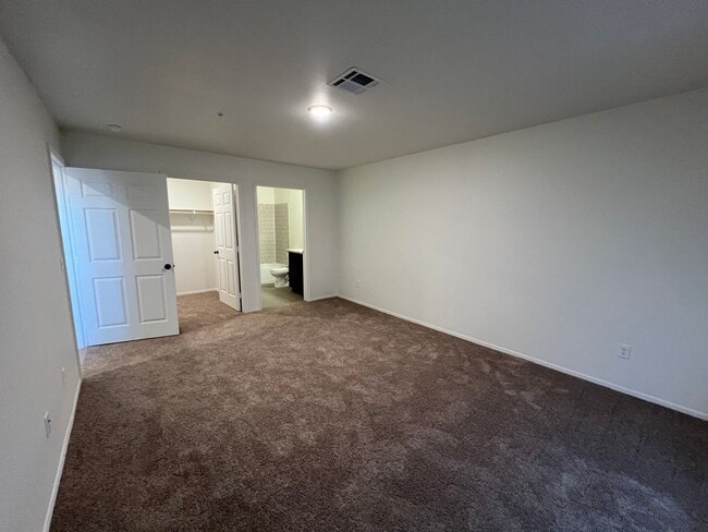 Building Photo - NEWER TOWNHOME!