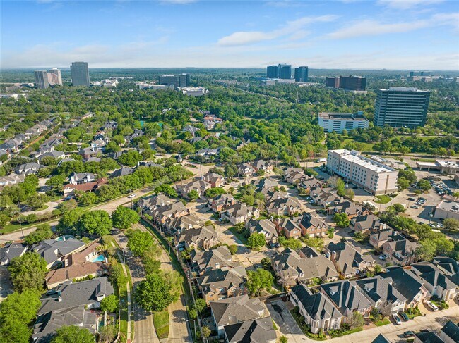 Building Photo - 1014 Enclave Square N