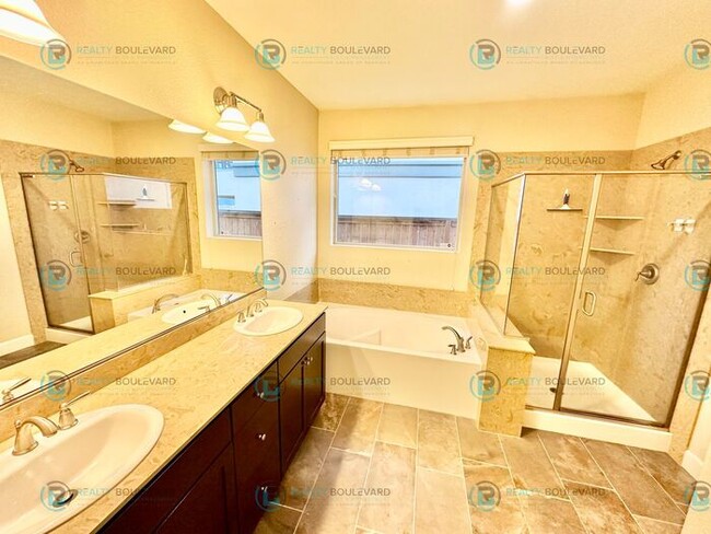 Building Photo - 1/2 Month Free! Spacious 4-Bedroom Gem in ...