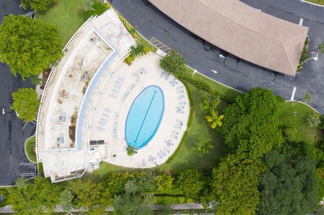 Building Photo - 1537 E Hillsboro Blvd