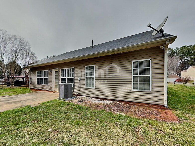 Building Photo - 6736 Reedy Creek Rd