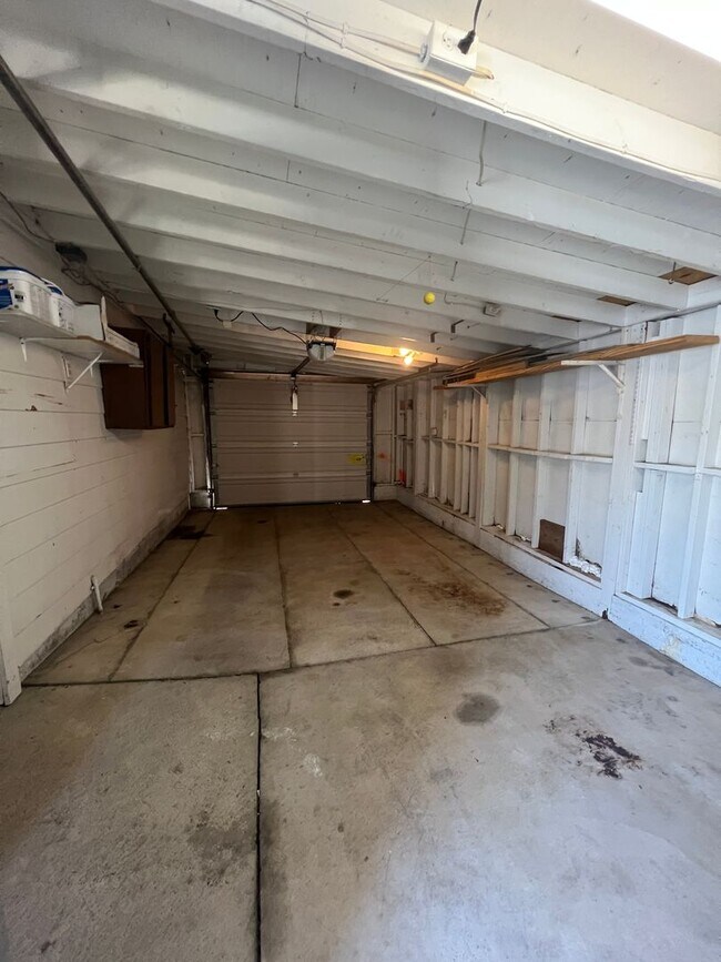 Building Photo - Renovated Spacious 4 Bedroom Home Available for Pre-Lease!