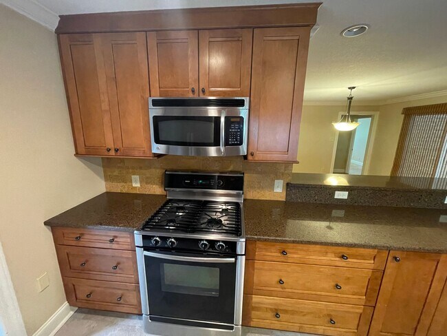 Building Photo - Elegant 4bd/3ba Home with Fenced-in Backyard