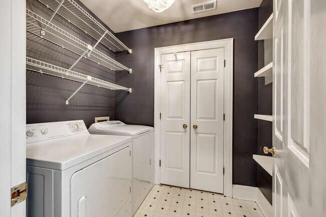 Building Photo - Hard to find Myers Park 2 bed 2 bath 1st floor Gem!