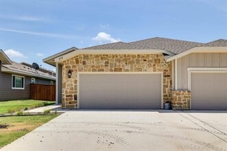 Building Photo - 652 Blackland dr