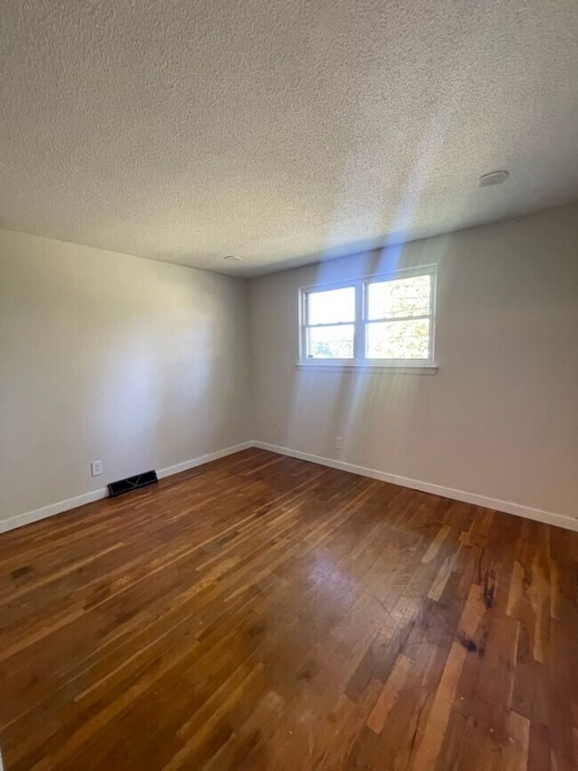 Building Photo - Modern 4-Bedroom Gem in East Columbus with...