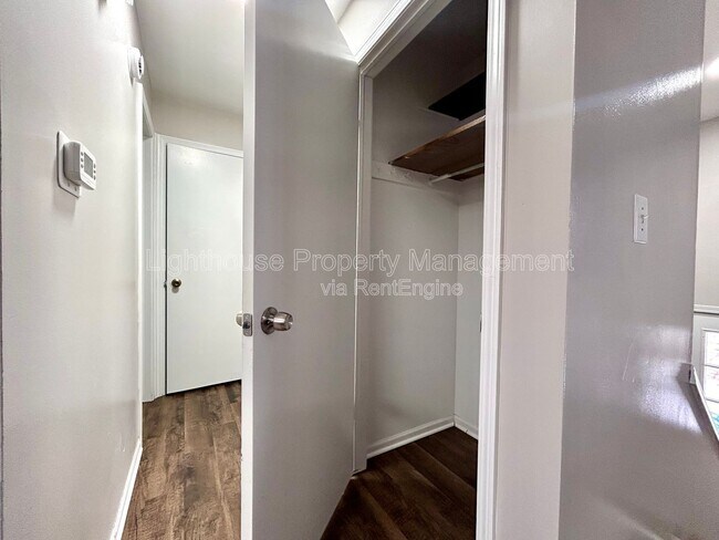 Building Photo - 607 Clayton Ave NW