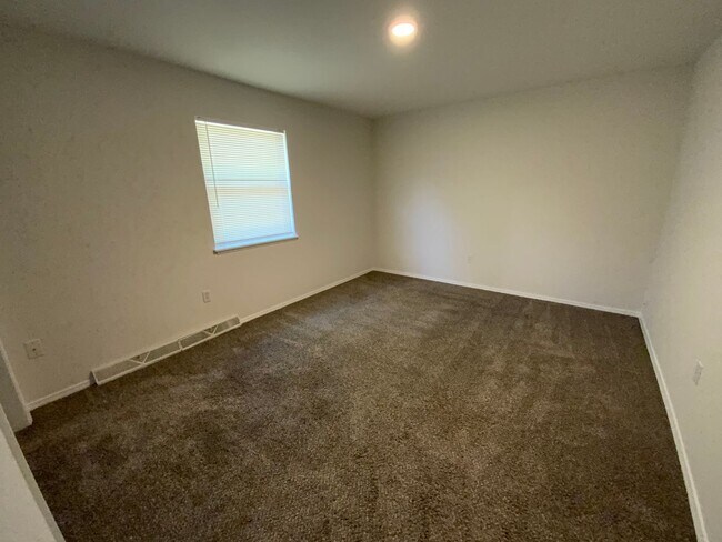 Building Photo - 409-411 Brewer Dr