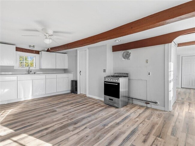 Building Photo - 1382 Hope St