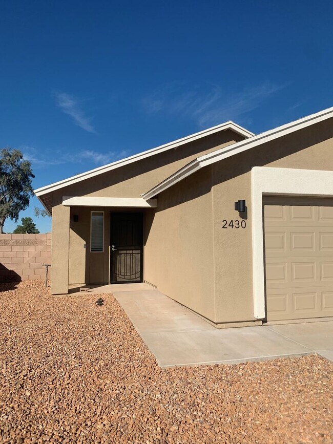 Building Photo - 2430 S Clovis Pl