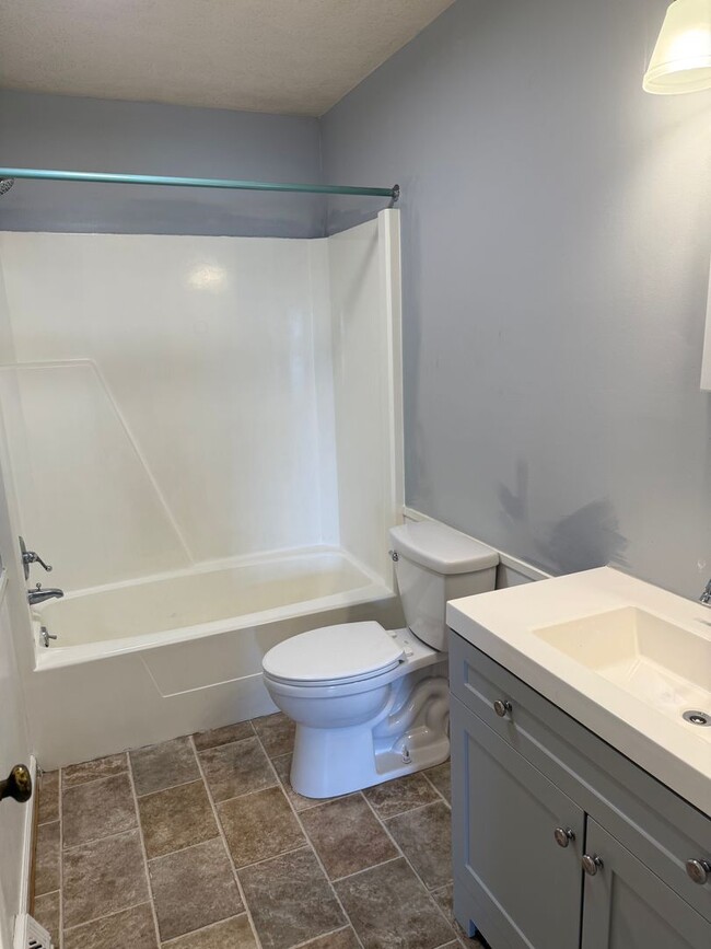 Building Photo - 3 Bed 1.5 Bath Townhouse Near Peaks View Park