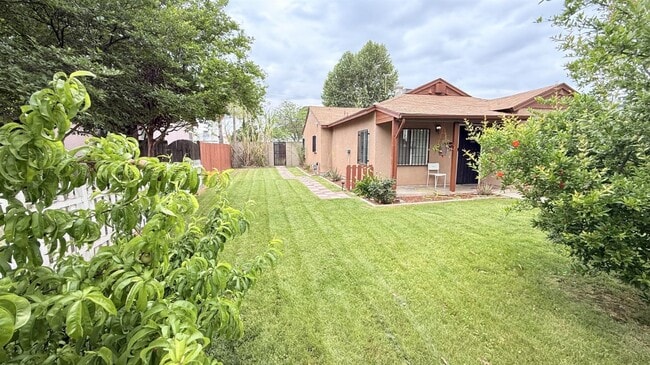 Building Photo - 3517 E Lamona Ave