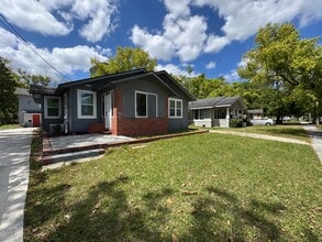 Building Photo - 704 St Clair St