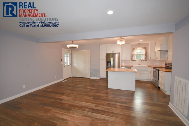 Building Photo - Great 3 bd 2.5 ba with Washer/Dryer includ...