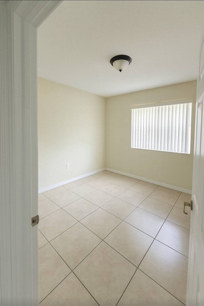 Building Photo - 3372 SW 24th St