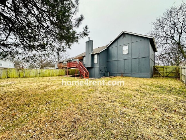 Building Photo - Lovely Lee's Summit Home w/ an Updated Kitchen, Finished Basement, Fenced Yard in a Quiet Neighbo...