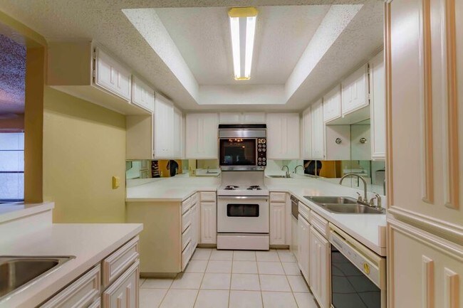 Building Photo - 817 W Rochelle Rd