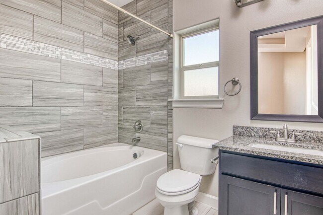 Building Photo - Eastside Beautiful 3 bed/2 baths